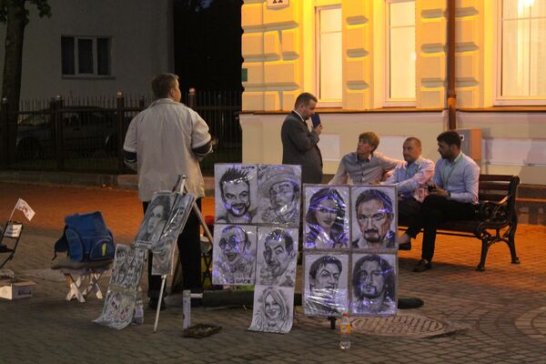 Одиннадцать вечера, но художники еще не собираются расходиться - Sputnik Беларусь