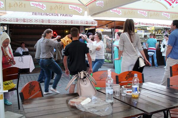 Праздничное настроение витает в воздухе - Sputnik Беларусь