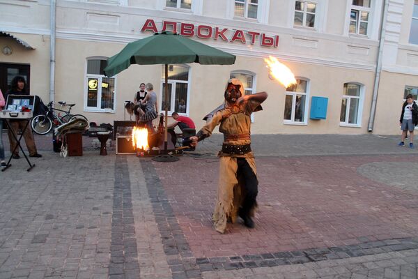 Творческая группа Sky Fire, устроила огненное шоу прямо в центре Витебска - Sputnik Беларусь