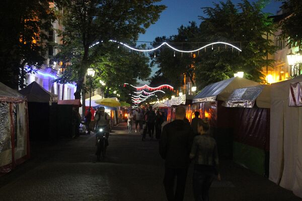 Почти полночь, но улицы еще полны народа - Sputnik Беларусь