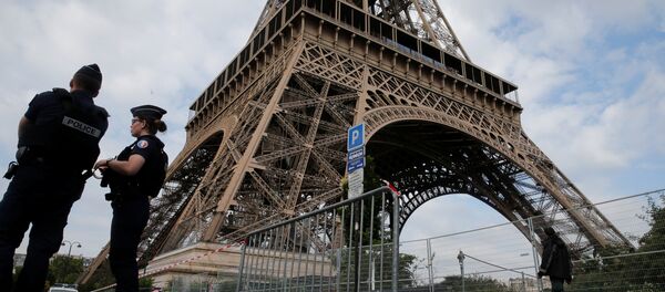 Сотрудники французской полиции у Эйфелевой башни - Sputnik Беларусь