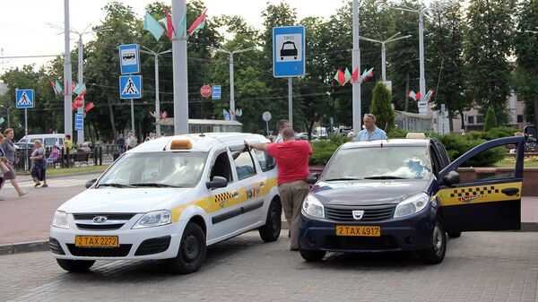 Водители такси сетуют на то, что клиентов совсем мало - Sputnik Беларусь