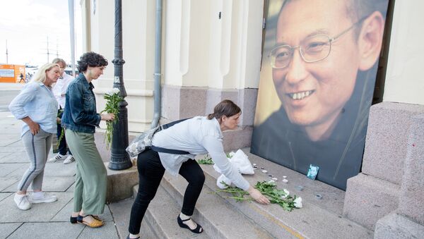 Люди несут цветы к зданию Нобелевского комитета в Осло в связи со смертью Лю Сяобо - Sputnik Беларусь