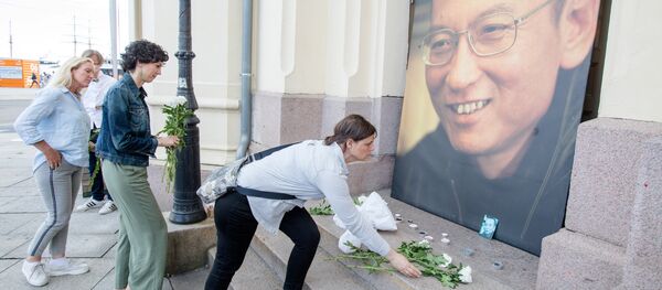 Люди несут цветы к зданию Нобелевского комитета в Осло в связи со смертью Лю Сяобо - Sputnik Беларусь