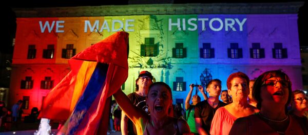 Мальтийцы празднуют принятие закона об однополых браках - Sputnik Беларусь