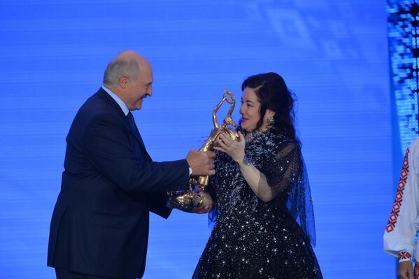 Лукашенко вручает награду Гвердцители - Sputnik Беларусь