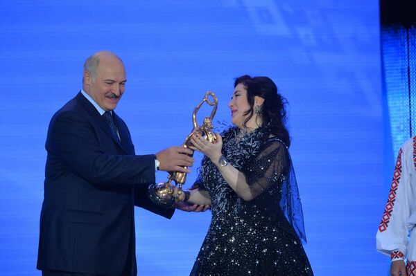 Президент Беларуси вручил Тамаре Гвердцители награду Через искусство - к миру и взаимопониманию - Sputnik Беларусь