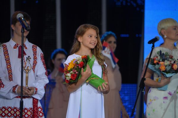 Обладательница Гран-при XV Международного детского музыкального конкурса Витебск-2017 Мария Магильная - Sputnik Беларусь