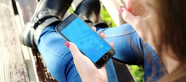 Девушка держит мобильный телефон в руках, архивное фото - Sputnik Беларусь