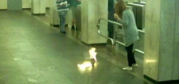 В минском метро у девушки загорелся рюкзак - Sputnik Беларусь
