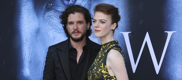 Кіт Харынгтан і Роуз Лэслі на прэм'еры новага сезону Гульні тронаў Кіт Харынгтан і Роуз Лэслі на прэм'еры новага сезону Гульні тронаў - Sputnik Беларусь