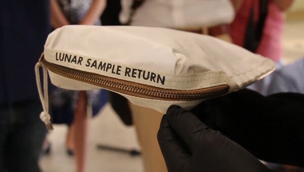 В США выставят на аукционе сумку Нила Армстронга с лунной пылью - Sputnik Беларусь