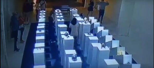 Девушка сделала селфи в галерее и повредила экспозицию - Sputnik Беларусь