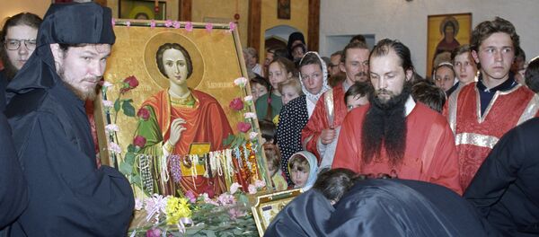 Каўчэг з мошчамі святога Панцеляймона Каўчэг з мошчамі святога Панцеляймона - Sputnik Беларусь