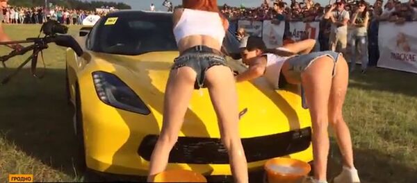 Эротическая мойки стала самым зрелищным конкурсом автофестиваля SunDay-2017 - Sputnik Беларусь