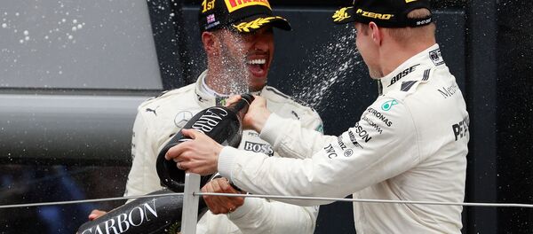 Хэмилтон и Боттас на подиуме в Сильверстоуне - Sputnik Беларусь