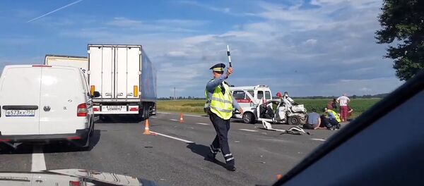 Авария на трассе М1 с участием грузовой фуры и легковушки - Sputnik Беларусь