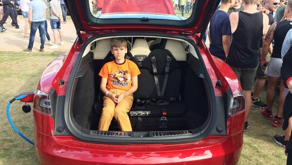 Электромобиль Tesla разрешили осмотреть с ног до головы и даже посидеть в багажнике. - Sputnik Беларусь