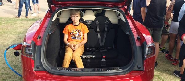 Электромобиль Tesla разрешили осмотреть с ног до головы и даже посидеть в багажнике. - Sputnik Беларусь