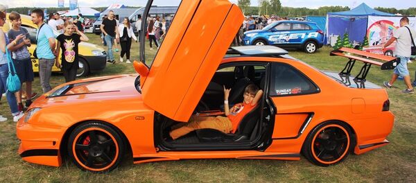 Когда еще посидишь за рулем крутых машин, как не на автофестивале. Хотя многие машины были закрыты. - Sputnik Беларусь