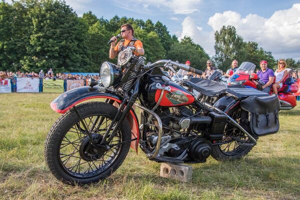 Самый старый мотоцикл фестиваля – Harley Davidson 1942 года – вынужден возить с собой кирпич. - Sputnik Беларусь