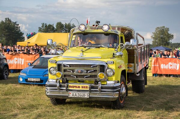 Овации зрителей собрал желтый грузовичок ГАЗ, решивший поучаствовать в конкурсе автозвука. - Sputnik Беларусь