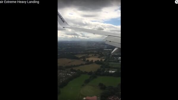 Жесткая посадка самолета Ryanair в Великобритании попала на видео - Sputnik Беларусь