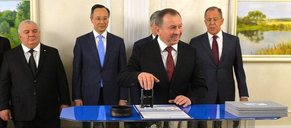 Глава МИД Владимир Макей принял участие в церемонии гашения маркированного конверта - Sputnik Беларусь