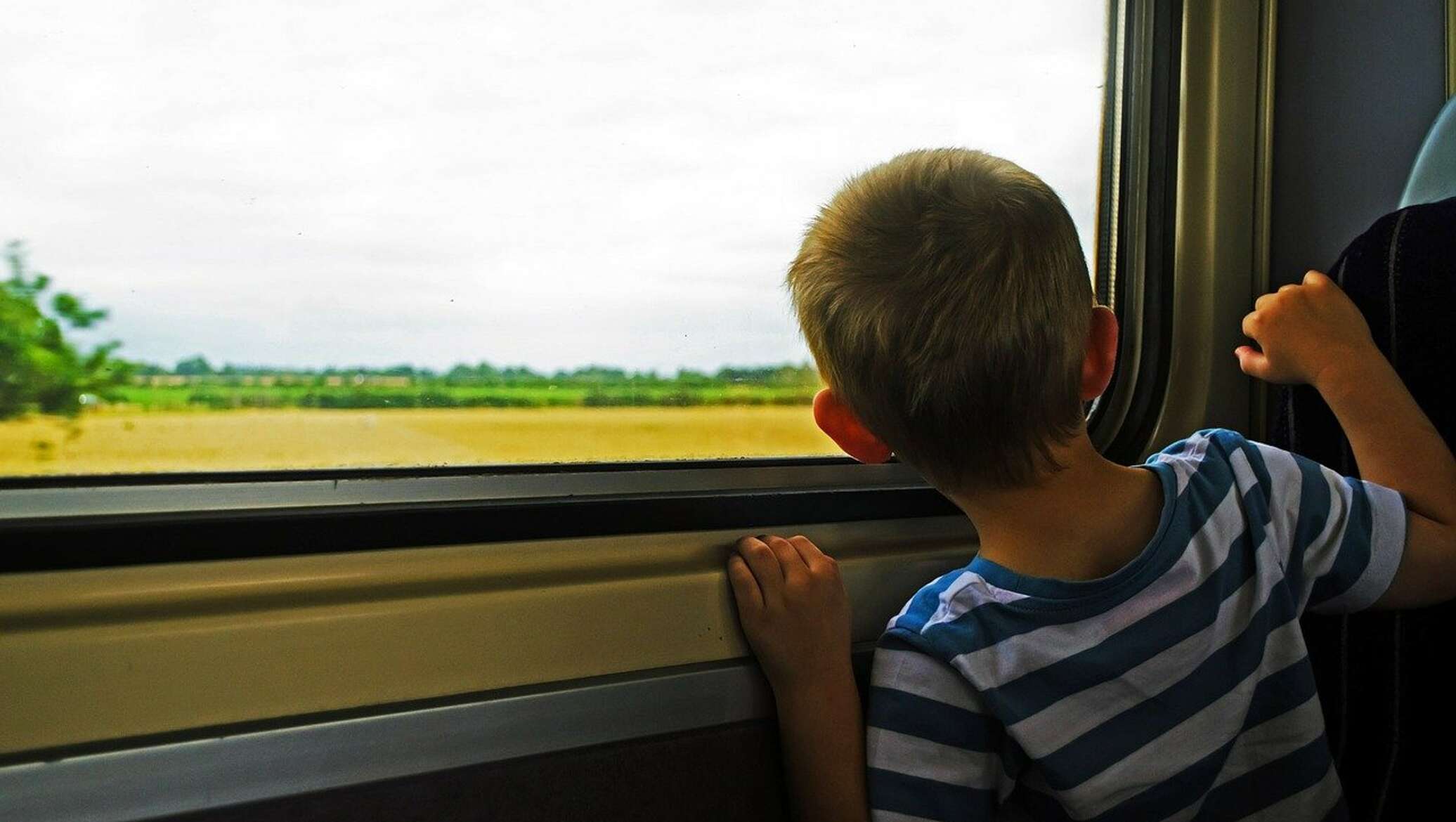 Можно несовершеннолетним ездить на поезде