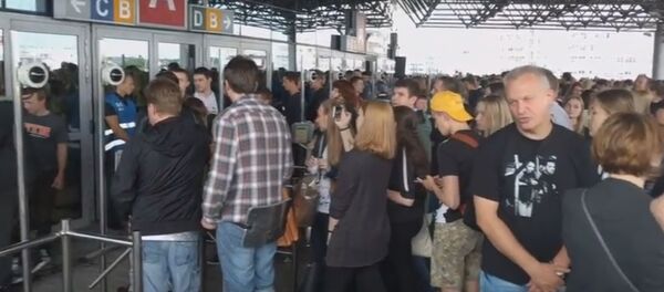 Концерт не состоялся: как поклонники Depeche Mode ждали у Минск-Арены Концерт не состоялся: как поклонники Depeche Mode ждали у Минск-Арены - Sputnik Беларусь