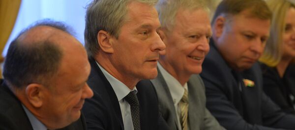 Заместитель председателя Палаты представителей Национального собрния Беларуси Болеслав Пирштук с делегацией Европалрамента - Sputnik Беларусь