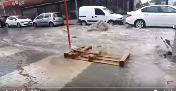 Поток воды затопил стамбульское метро, видео Поток воды затопил стамбульское метро, видео - Sputnik Беларусь