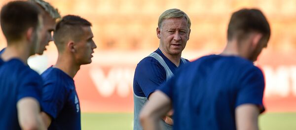 Главный тренер ФК БАТЭ Александр Ермакович (в центре) Главный тренер ФК БАТЭ Александр Ермакович (в центре) - Sputnik Беларусь