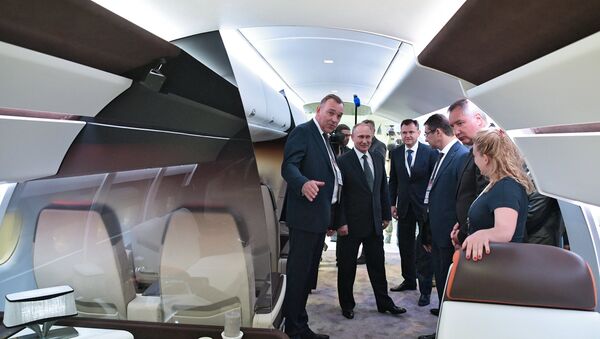 Президент РФ Владимир Путин во время посещения XIII Международного авиационно-космического салона МАКС-2017 - Sputnik Беларусь