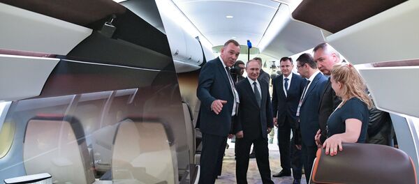 Президент РФ Владимир Путин во время посещения XIII Международного авиационно-космического салона МАКС-2017 - Sputnik Беларусь