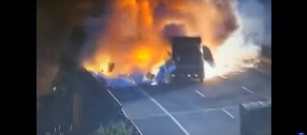 Очевидцы сняли момент взрыва грузовика после ДТП в Китае - Sputnik Беларусь