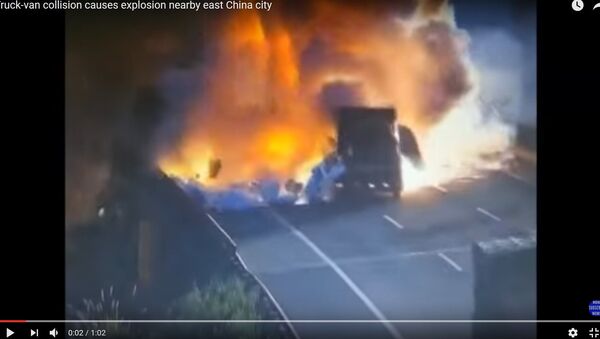 Очевидцы сняли момент взрыва грузовика после ДТП в Китае - Sputnik Беларусь