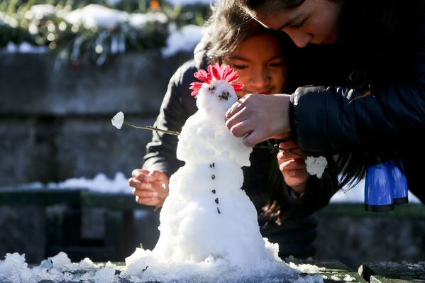 Девочки делают снеговика - Sputnik Беларусь