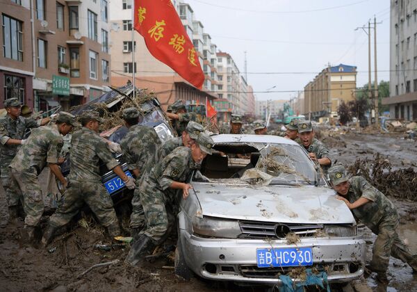 Солдаты-спасатели вытаскивают поврежденные автомобили - Sputnik Беларусь
