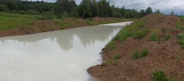 Стоки, попавшие в реку - Sputnik Беларусь