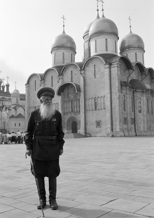 Старый казак из Краснодарского края во время посещения Московского Кремля, 1995 год. - Sputnik Беларусь