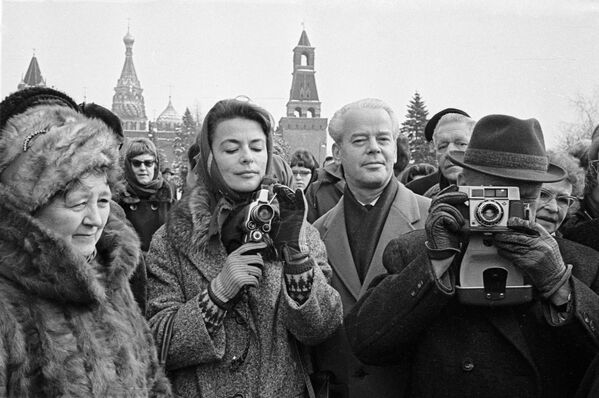 Туристы из Дании фотографируют памятники Московского Кремля во время прогулки по Красной площади, 1964 год. - Sputnik Беларусь