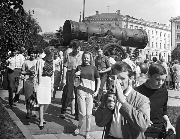 Французские туристы на экскурсии в Московском Кремле, 1965 год. - Sputnik Беларусь