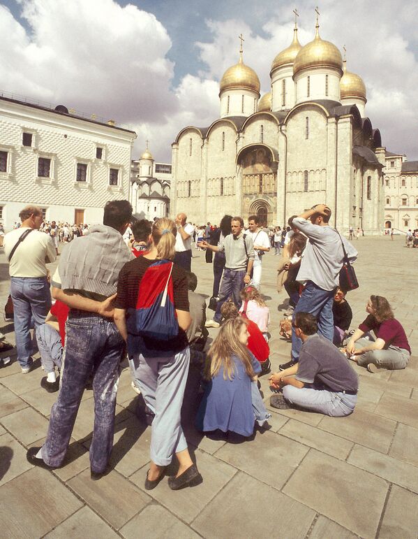 Туристы на территории Московского Кремля, 1989 год. - Sputnik Беларусь