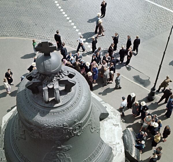20 июля 1955 года ворота Московского Кремля после почти 30-летнего перерыва открылись для туристов. Царь-колокол в Московском Кремле. - Sputnik Беларусь