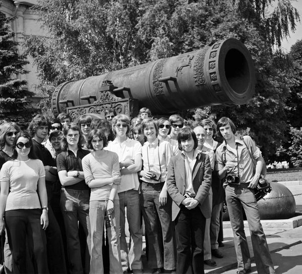 Английские школьники на фоне Царь-Пушки во время экскурсии в Московском Кремле, 1973 год. - Sputnik Беларусь