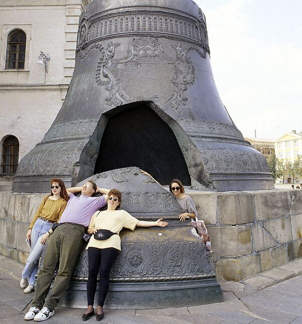 Туристы фотографируются у Царь-колокола в Московском Кремле, 1995 год. - Sputnik Беларусь