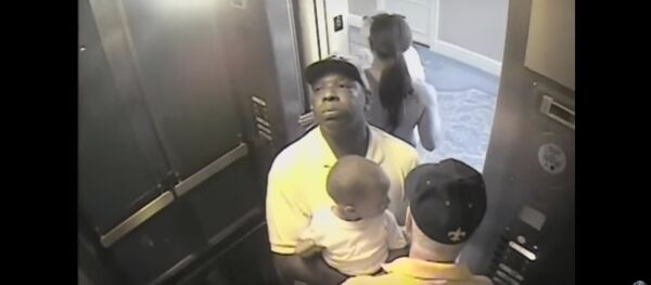 Видеофакт: пара использует младенца, чтобы обворовать мужчину в лифте - Sputnik Беларусь