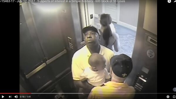Видеофакт: пара использует младенца, чтобы обворовать мужчину в лифте - Sputnik Беларусь