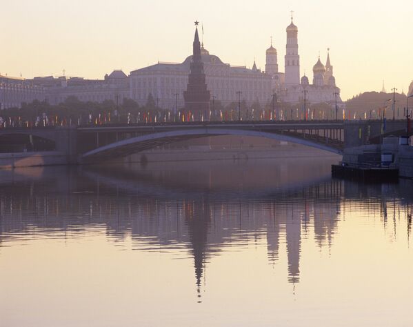 Вид на Кремль с Большого Каменного моста ранним утром. - Sputnik Беларусь